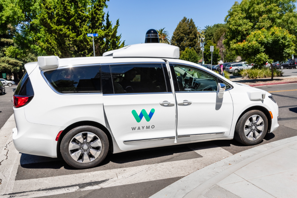Waymo koopt voertuigen, bouwt er zijn eigen autonome technologie op en deelt ze dan via zijn deelplatform