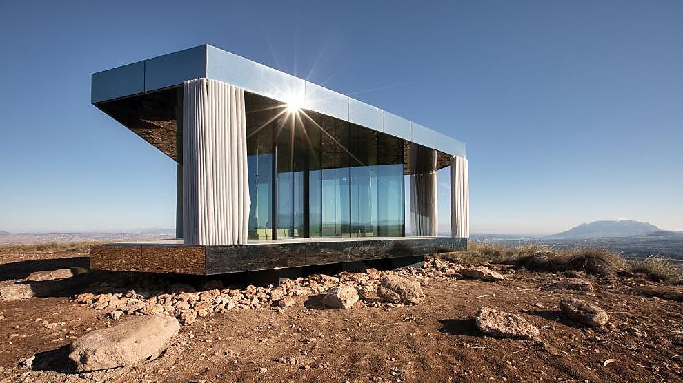 Le verre garantit un climat intérieur agréable, même dans le désert