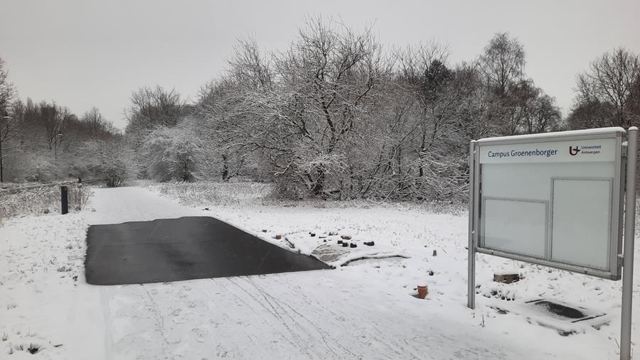 Un collecteur solaire en asphalte permet d'éviter la neige sur la piste cyclable