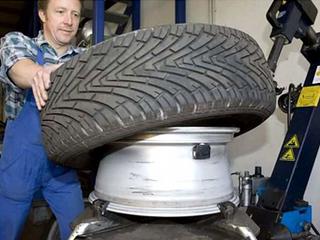 Bij de montage van banden op velgen met TPMS-systemen moet er speciaal voor gezorgd worden dat de spanningscontrolesensoren niet beschadigd worden Bij de montage van banden op velgen met TPMS-systemen moet er speciaal voor gezorgd worden dat de spanningscontrolesensoren niet beschadigd worden