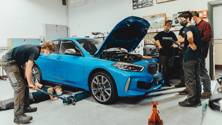 BMW schenkt drie auto’s aan Belgische scholen