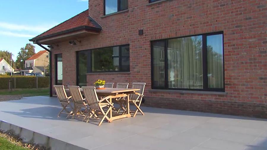 Een stenen terras: kies je voor beton, natuursteen of keramiek?