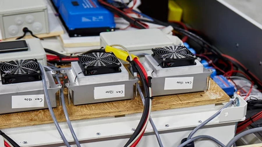 De energieopslagplaats van de toekomst: een gerecycleerde autobatterij