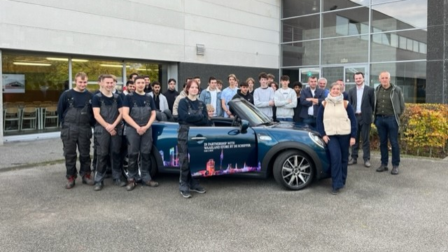 BMW De Schepper schenkt gloednieuwe MINI Cabrio aan weTech academy in Sint-Niklaas