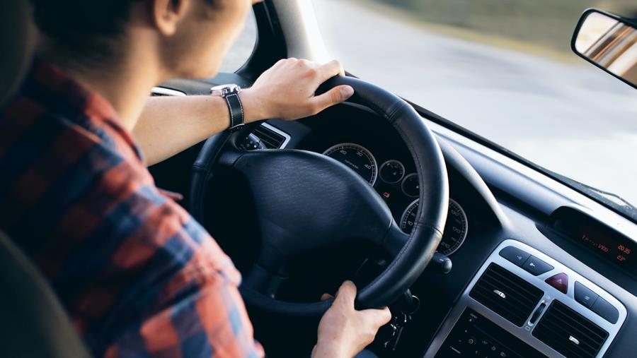 Elektrische wagens stuwen autoverkoop hoogte in