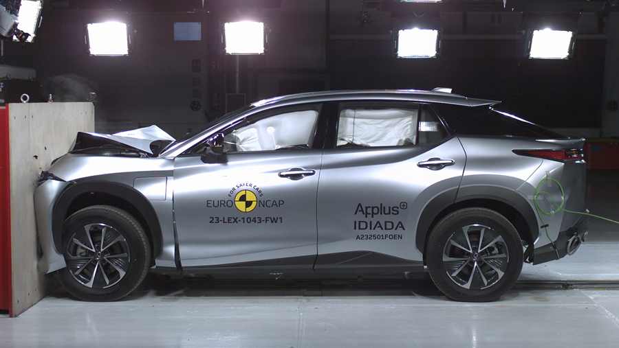 Lexus plaatst veiligheid voorop in de gloednieuwe elektrische RZ