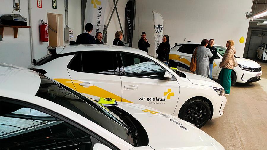 Wit-Gele Kruis Oost-Vlaanderen ontvangt 261 nieuwe Opel Corsa-voertuigen