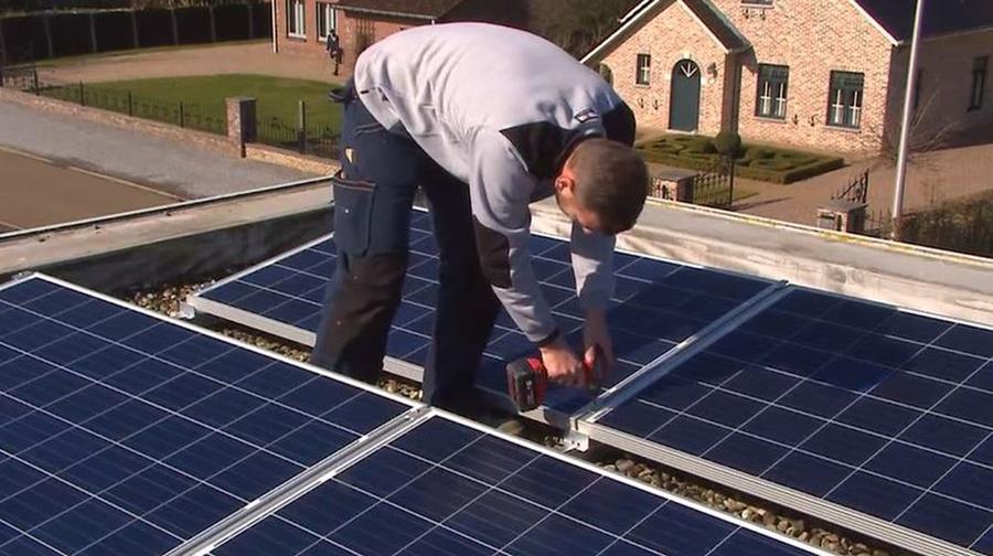 Hoe plaats je zelf zonnepanelen op een plat dak?