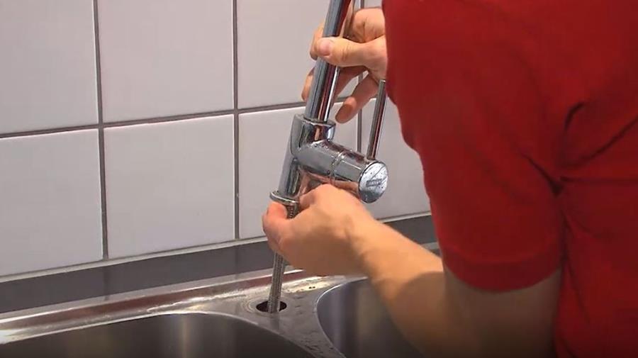 Comment remplacer un robinet de cuisine?