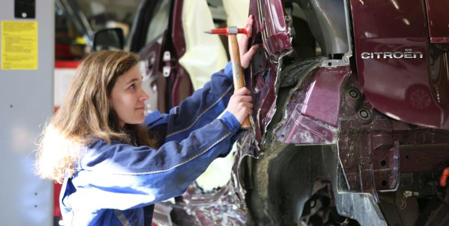 Les femmes carrossiers appréciées pour leur précision