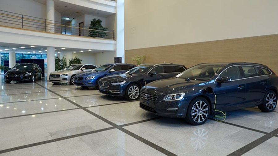 Volvo schenkt plug-inhybrides aan opleidingen Bachelor Autotechnologie